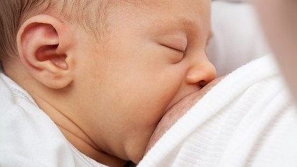 miminko se kojí, správné přisátí při kojení